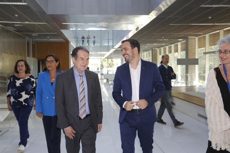 O ministro de Consumo, Alberto Garzón, e o alcalde de Vigo, Abel Caballero, xunto á subdelegda do Goberno, Maica Larriba, na visita ao Laboratorio de Biotoxinas Mariñas do campus vigués, a 26 de setembro de 2022.. JAVIER VÁZQUEZ-EUROPA PRESS