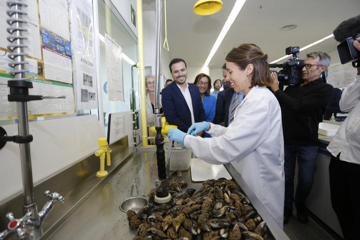 O ministro de Consumo, Alberto Garzón, na súa visita ao Laboratorio Nacional de Biotoxinas Mariñas de Vigo / JAVIER VÁZQUEZ-EUROPA PRESS 