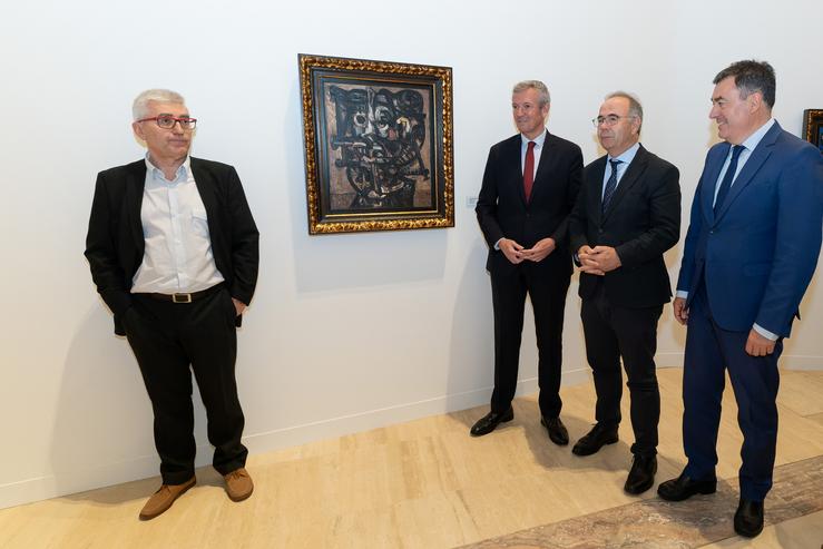 O titular do Goberno galego, Alfonso Rueda na inauguración da exposición 'Foi un home. Laxeiro en América (Buenos Aires 1950-1970). DAVID CABEZÓN / XUNTA / Europa Press