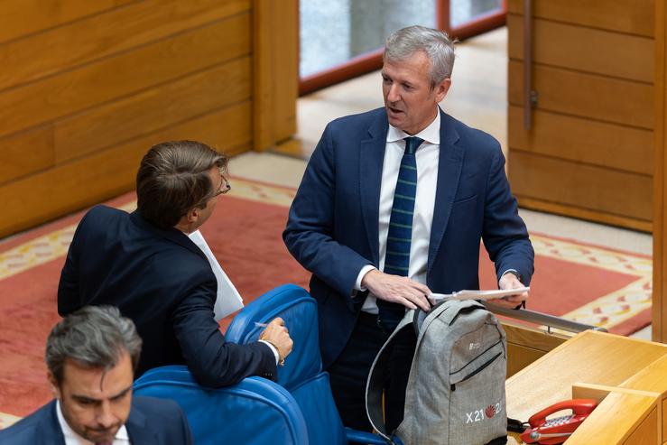 O presidente da Xunta, Alfonso Rueda, e o conselleiro de Facenda, Miguel Corgos, no Parlamento de Galicia.. DAVID CABEZÓN