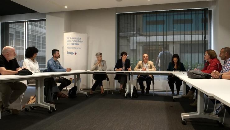 A portavoz nacional do BNG, Ana Pontón, reúnese con representantes sindicais de Teleperformance na Coruña. BNG / Europa Press