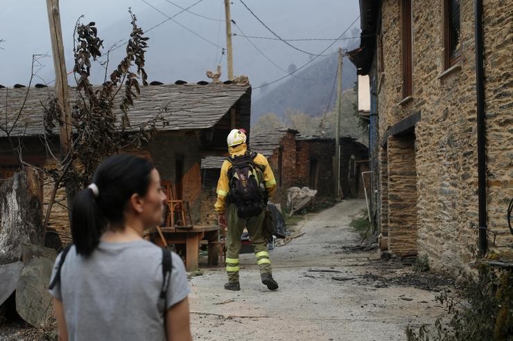 Un bombeiro camiña por unha das zonas queimadas polo incendio de Folgoso do Courel, a 18 de xullo de 2022, en Folgoso do Courel, Lugo 