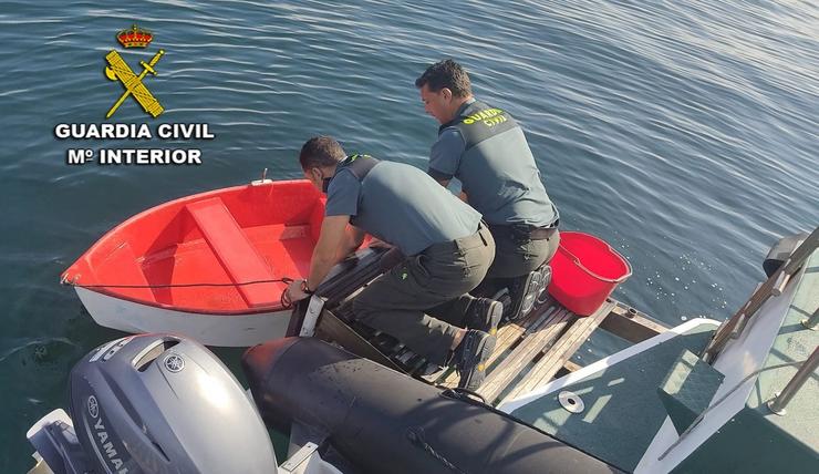 Barca localizada pola Garda Civil entre Aldán e a ría de Pontevedra.. GARDA CIVIL PONTEVEDRA
