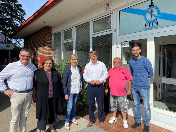 A conselleira do Mar, Rosa Quintana, nun encontro no Centro Cultural Galego de Cuxhaven, en Alemaña.. XUNTA / Europa Press
