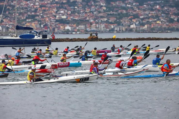 Piragüístas do Trofeo Internacional Concello de Vigo Kayak de Mar - remitida