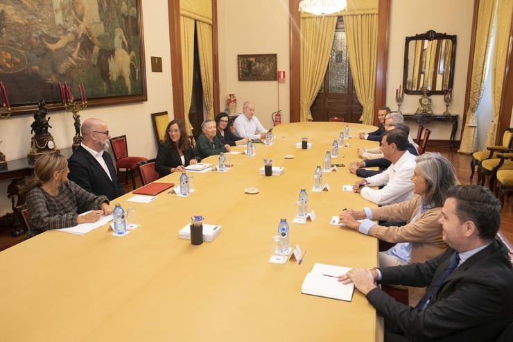 Representantes da hostalaría e axentes turísticos da Coruña nunha reunión coa alcaldesa herculina, Inés Rey, para facer balance da tempada estival. ANDY PÉREZ / Europa Press