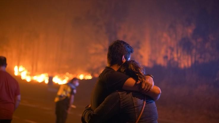Dúas persoas abrázase nas inmediacións do incendio, a 5 agosto de 2022,  no Vento, parroquia de Cea, na comarca de Salnes e o concello de Villagarcía de Arousa / Europa Press