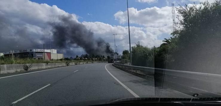 A columna de fume polo incendio no polígono industrial de Narón 