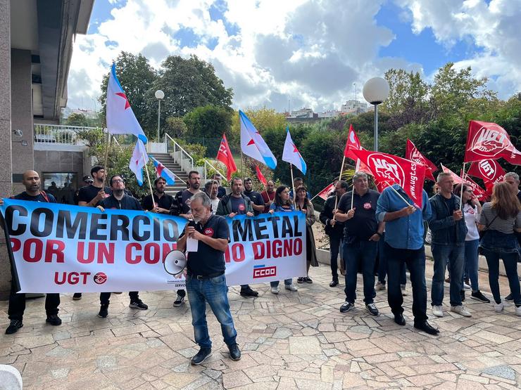 Concentración de traballadores do comercio do Metal, en protesta polo bloqueo da negociación do convenio colectivo da provincia de Pontevedra.. CIG VIGO / Europa Press