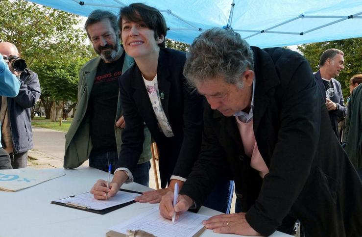 A portavoz nacional do BNG, Ana Pontón, e o alcalde de Pontevedra, Miguel Anxo Fernández Lores, nunha recollida de firmas en Pontevedra para unha ILP sobre atención primaria. BNG / Europa Press