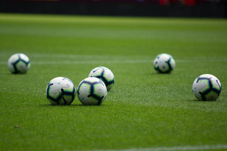 Balóns de fútbol nun campo. UGR - Arquivo