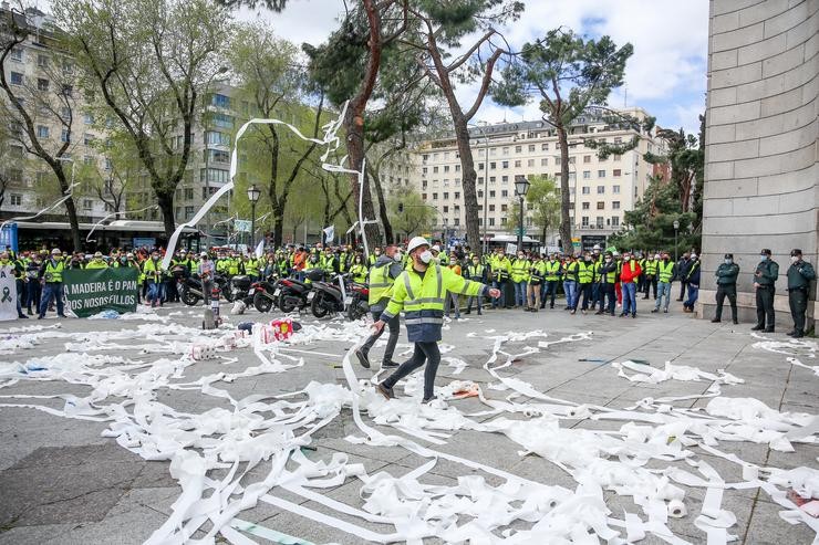 Traballadores da factoría pontevedresa de ENCE concéntranse con chalecos amarelos, fume, pancartas e tirando rolos de papel hixiénico nas inmediacións do Ministerio de Transición Ecolóxica en Madrid, a 12 de marzo de 2021. 