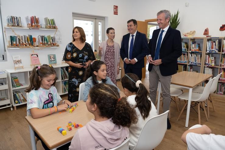 Alfonso Rueda e Román Rodríguez durante o inicio do curso escolar no IES de Lavacolloa 