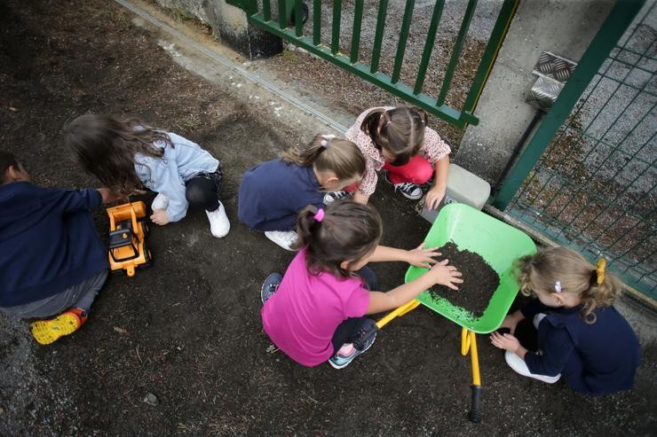 Alumnado xoga no patio do colexio o día que arrinca o curso escolar en Galicia 