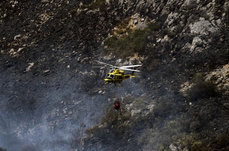 Un helicóptero realiza labores de extinción no incendio forestal na Serra do Leboreiro, na paraxe de Corga de Salvante, no parque natural de Baixa Limia e Serra do Xurés, a 26 de agosto de 2022, en Serra do Xurés / Rosa Veiga - Europa Press