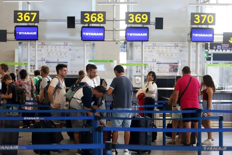 Arquivo - Centos de turistas fan colas nos postos de embarque de Ryanair, no Aeroporto Costa do Sol,  onde cancelaron ou atrasado 121 voos pola folga, os tripulantes de cabina retoman os paros esta xornada e prolongaranos ata o. Álex Zea - Europa Press - Arquivo 