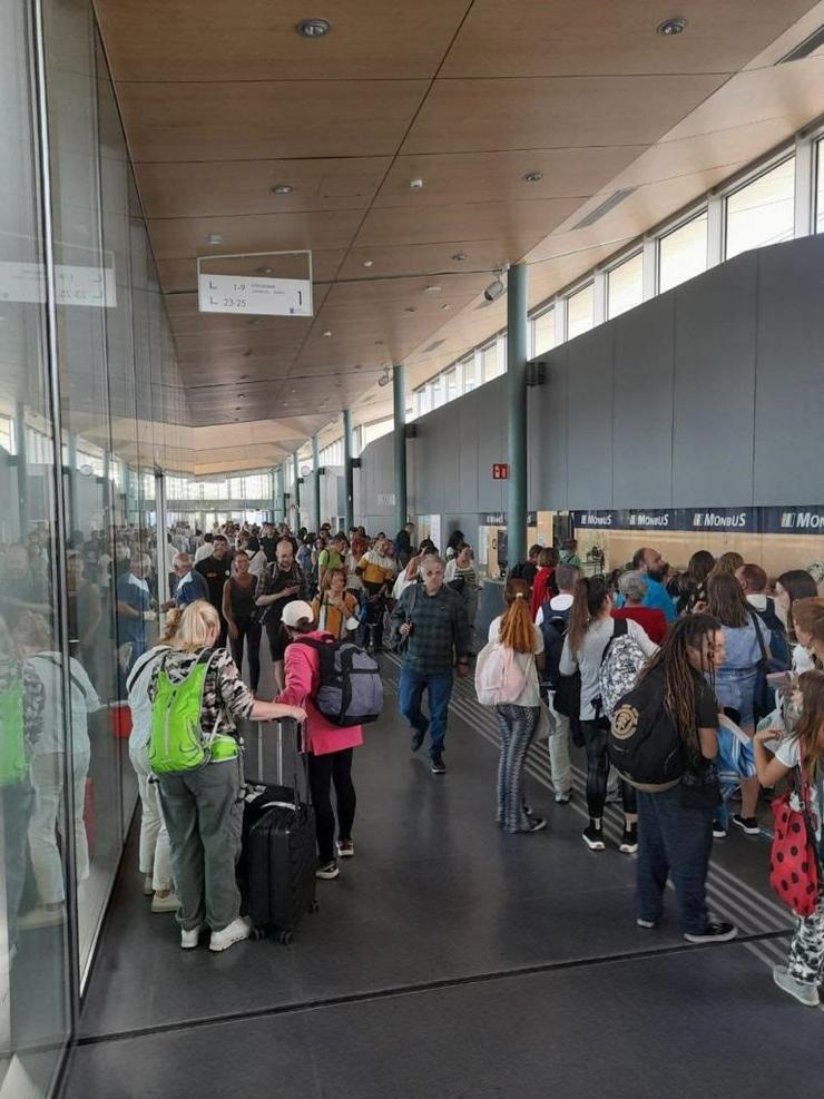 Viaxeiros na estación de autobuses de Santiago. MONBÚS / Europa Press