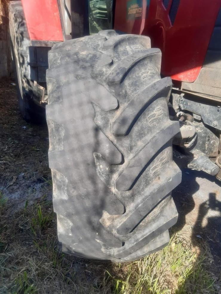 Roda dun tractor en mal estado, cuxo condutor foi denunciado en Lugo / POLICÍA LOCAL DE LUGO
