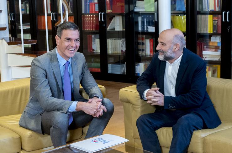 O presidente do Goberno en funcións, Pedro Sánchez (i), reúnese co deputado de BNG Néstor Rego (d), durante a súa rolda de contactos, a 10 de outubro de 2023 / Alberto Ortega