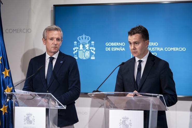 O presidente da Xunta de Galicia, Alfonso Rueda (i) e o ministro de Industria, Comercio e Turismo en funcións, Héctor Gómez (d), durante unha rolda de prensa, na sede do Ministerio, a 10 de outubro de 2023, en Madrid (España). Durante a reunión. A. Pérez Meca - Europa Press / Europa Press