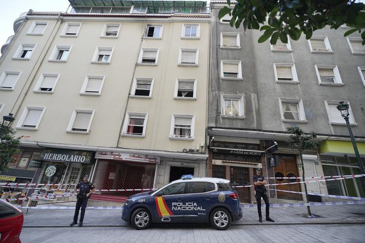 Un vehículo e dous axentes de Policía Nacional fronte ao edificio onde se produciu un incendio na rúa Alfonso X o Sabio de Vigo, a 11 de outubro de 2023, en Vigo / Javier Vázquez - Arquivo