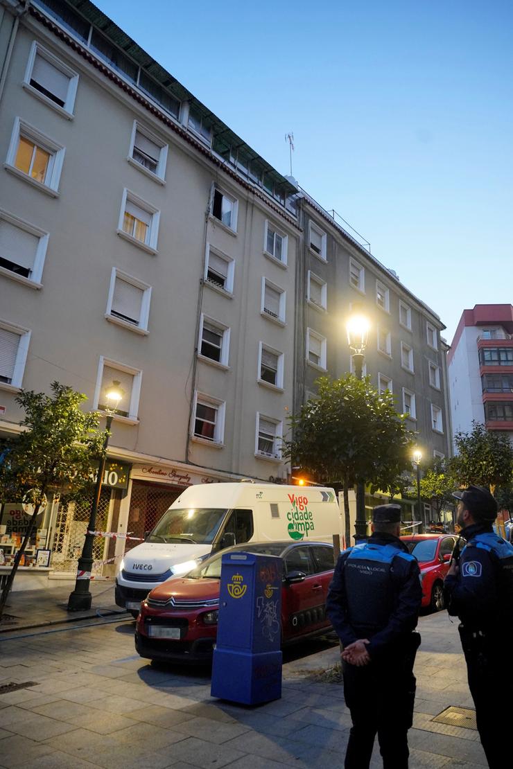 Dous axentes de Policía Local e unha ambulancia nas inmediacións do edificio onde se produciu o lume, na rúa Alfonso X o Sabio de Vigo, a 11 de outubro de 2023, en Vigo, Pontevedra, Galicia (España).. Javier Vázquez - Europa Press