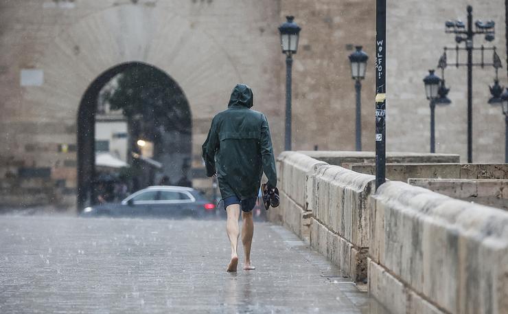 Unha persoa camiña baixo a choiva, a 15 de setembro de 2023, en València, Comunidade Valenciana (España).. Rober Solsona - Europa Press / Europa Press