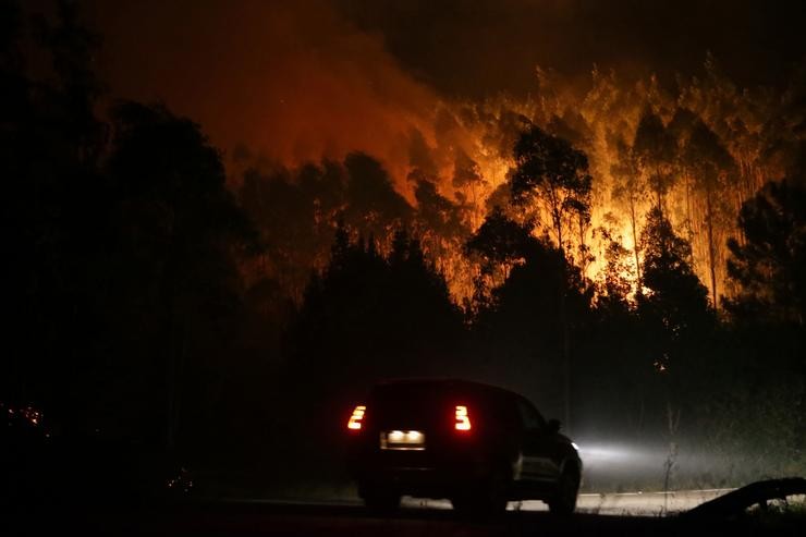Un vehículo pasa por un dos focos do incendio, a 12 de outubro de 2023, en Vidal, Trabada / Carlos Castro