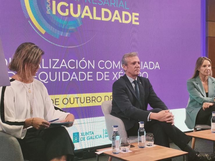 O presidente da Xunta, Alfonso Rueda (centro), na inauguración do III Foro Empresarial pola Igualdade, na sede da Confederación de Empresarios de Pontevedra (CEP), en Vigo / Europa Press