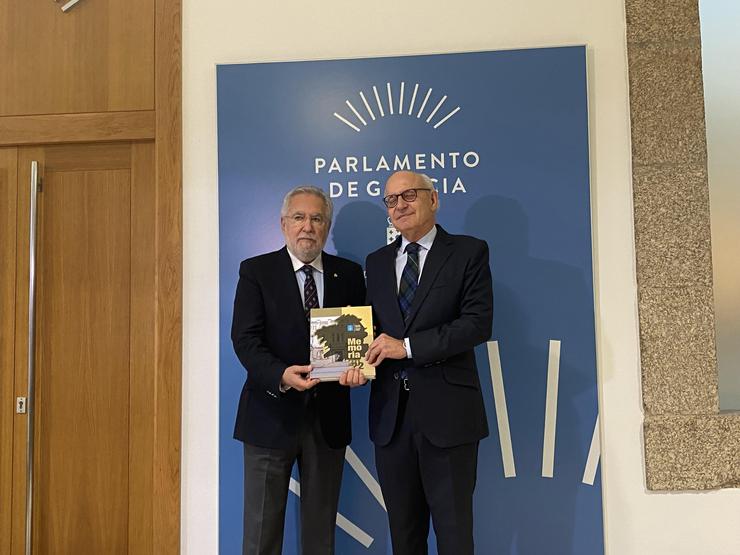 O Fiscal Superior de Galicia, Fernando Suanzes, entrega a Memoria 2022 ao presidente do Parlamento, Miguel Santalices. / Europa Press