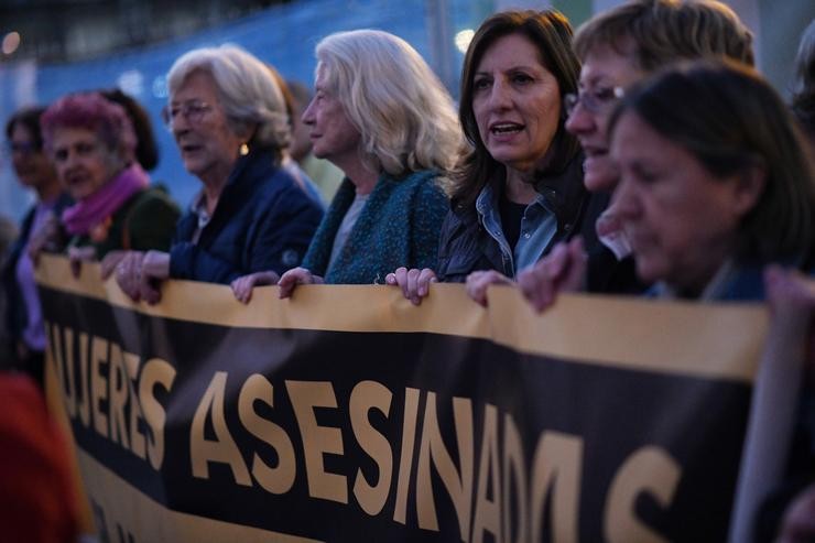 Un grupo de persoas pertencentes a Foro Madrid durante unha concentración contra a violencia de xénero na porta do Sol, a 25 de outubro de 2022, en Madrid / Fernando Sánchez - Arquivo