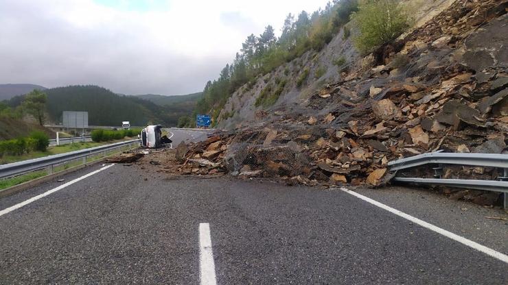 Desprendemento de rocha na A-6, en Becerreá 