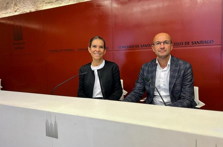 Os concelleiros socialistas Gonzalo Muíños e Mercedes Rosón en rolda de prensa no Concello / PSOE SANTIAGO