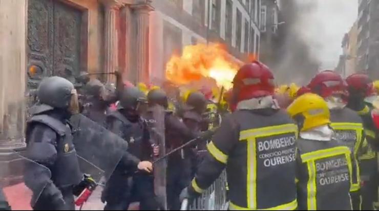 Tensión entre 'antidisturbios' da Policía e bombeiros dos Deputados de Ourense nunha protesta na que usaron lanzallamas. SUP