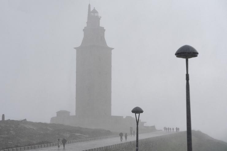 Fortes choivas nas inmediacións da Torre de Hércules, pechada hoxe polo mal tempo, a 13 de febreiro de 2022, na Coruña 