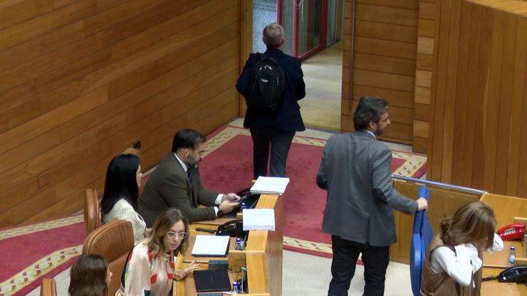 Rifa no Parlamento entre Rueda, os seus conselleiros e deputados do BNG 
