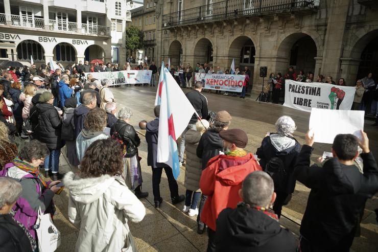 Decenas de persoas durante unha concentración en solidariedade con Palestina, na Praza Maior 