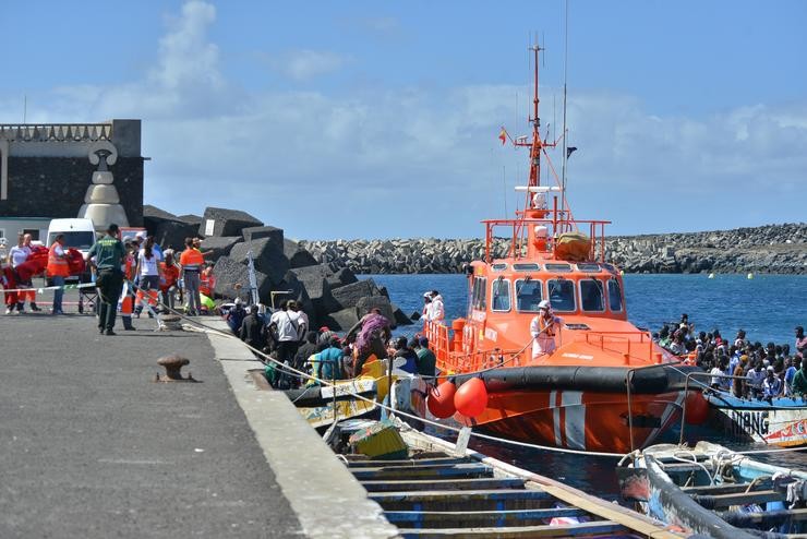 Chegada da patera ao peirao da Restinga, a 21 de outubro de 2023, na illa de Hierro, Illas Canarias  /  Europa Press