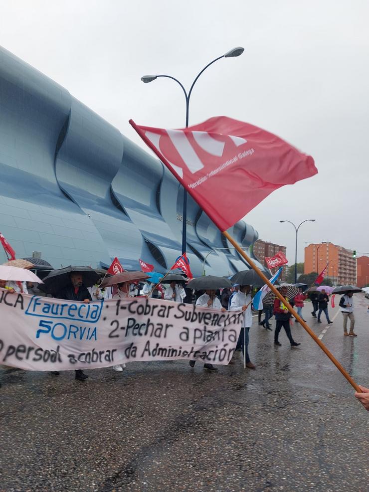 Decenas de empregados da antiga filial de Faurecia no Porriño percorren as rúas de Vigo para pedir unha solución.. COMITÉ DE EMPRESA MADEIRAS FIBER