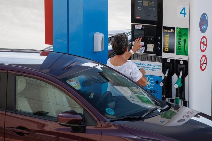 Unha muller antes de botar carburante ao seu vehículo nunha estación de servizo / Alejandro Martínez Vélez - Europa Press 