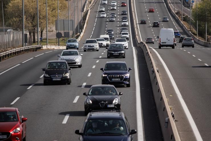 Arquivo - Circulación moderada na autovía do Sur, a A-4, á altura de Valdemoro, a 9 de abril de 2023, en Madrid (España). Hoxe leva a cabo a primeira fase da operación retorno de Semana Santa nalgunhas autonomías. As Comunidades Autónomas. Alejandro Martínez Vélez - Europa Press - Arquivo / Europa Press