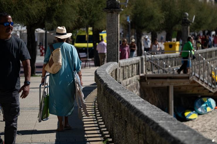Unha muller diríxese á praia Silgar, a 30 de setembro de 2023, en Sanxenxo / Elena Fernández - Europa Press