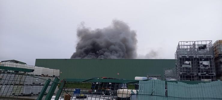 Incendio na planta de Sogarisa nas Somozas (A Coruña).