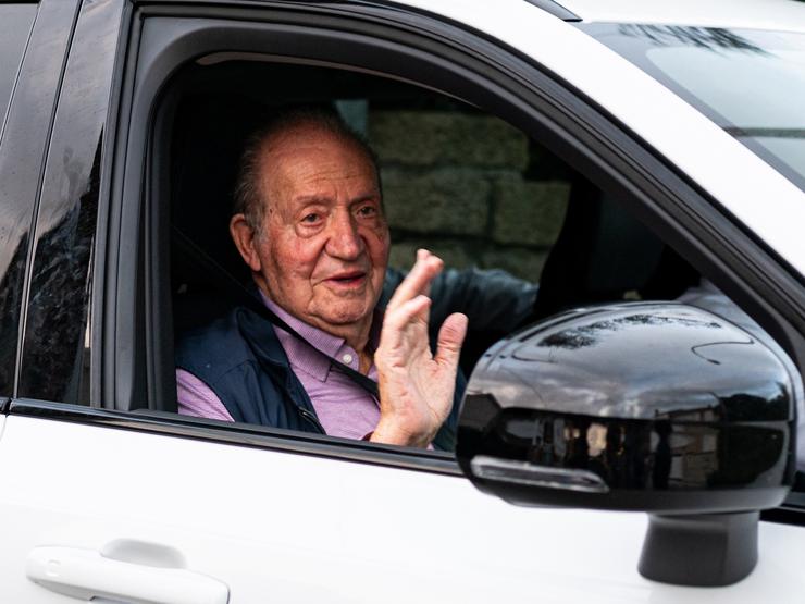 O rei Juan Carlos  saúda á súa saída en coche de casa de Pedro Campos cara ao aeroporto de Vigo 