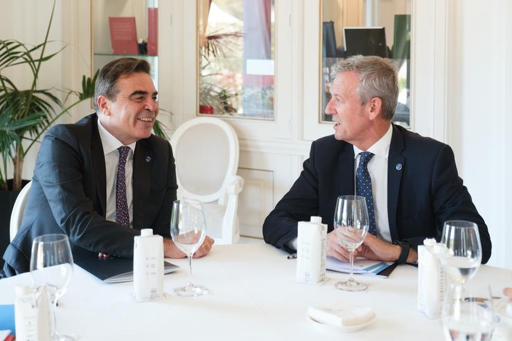O presidente da Xunta de Galicia, Alfonso Rueda, reuniuse co vicepresidente da Comisión Europea, Margaritis Schinas, no Grove / DAVID CABEZON @ XUNTA 