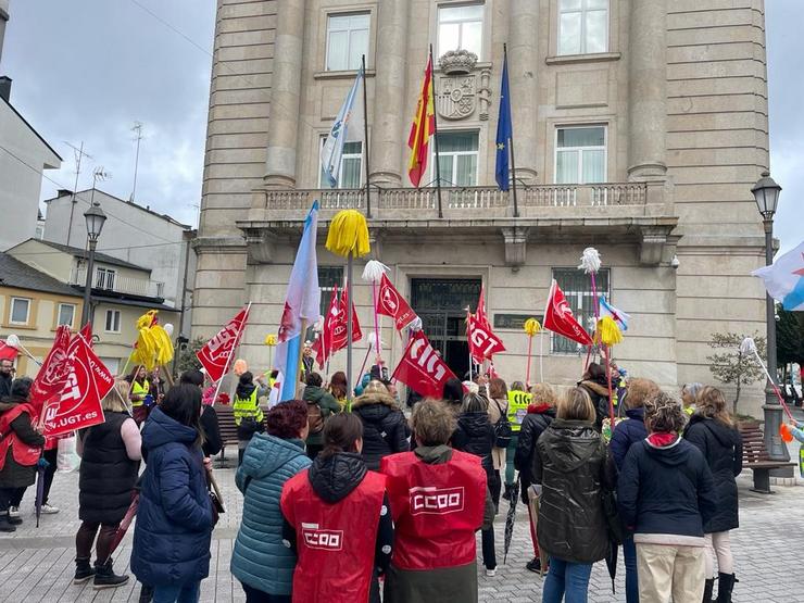 Traballadores do sector da limpeza de edificios e locais da provincia de Lugo concéntranse fronte á sede da Subdelegación do Goberno no inicio da súa terceira semana de folga indefinida, en Lugo, a 30 de outubro de 2023 / Europa Press