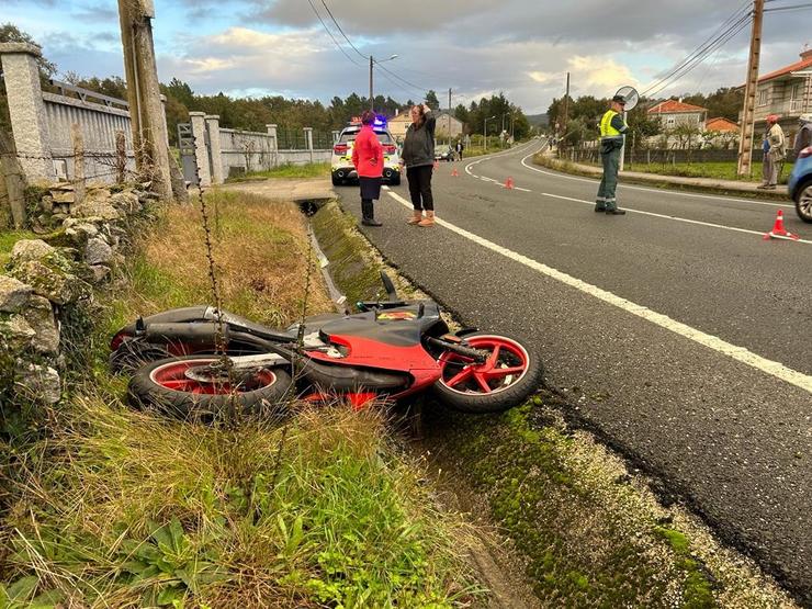Accidente dun ciclomotor en Paderne de Allariz (Ourense).. GARDA CIVIL / Europa Press