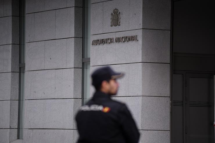 Un axente de Policía na entrada da Audiencia Nacional, a 16 de outubro de 2023, en Madrid (España).. Fernando Sánchez - Europa Press / Europa Press