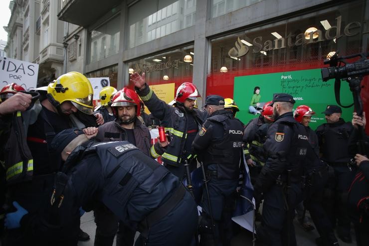 Policías Nacionais e bombeiros se entrentan durante unha protesta, fronte á Deputación de Lugo, a 31 de outubro de 2023, en Lugo, Galicia (España). O comité de folga que representa ao colectivo en Galicia, integrado polos sindicatos UXT, CCOO, CIG,. Carlos Castro - Europa Press / Europa Press