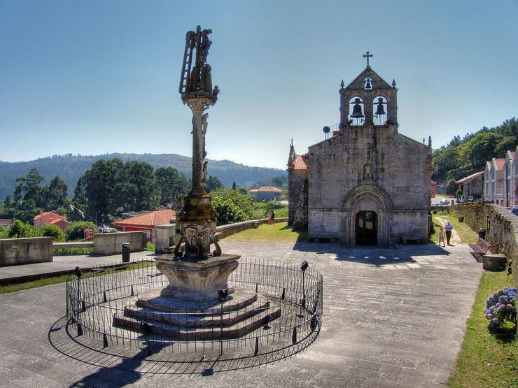 Cruceiro con escalóns en Hío / Commons